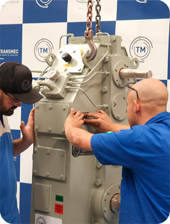 Equipe Transmec movimentando redutor de velocidade